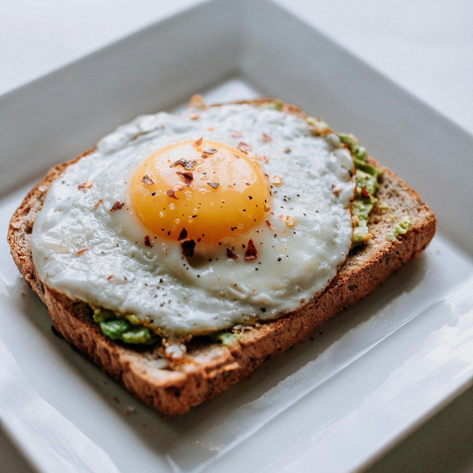 Tost üstünde sahanda yumurta