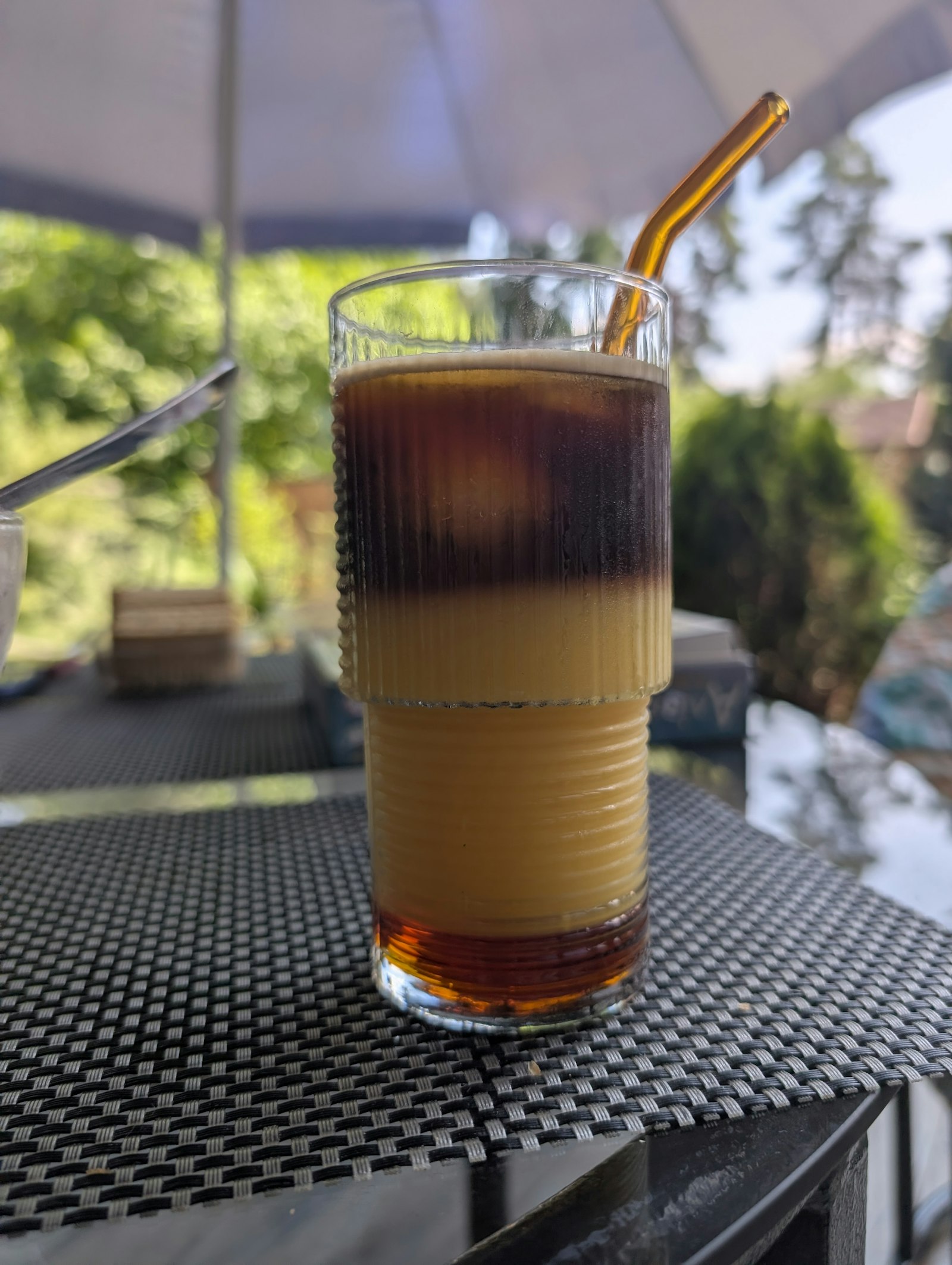 Teras masasında buzlu kahve